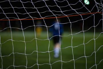 丹麦与乌克兰球员并肩围圈，共同为埃里克森默默祈祷（配图示意）